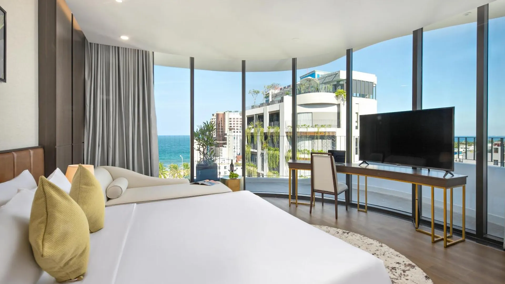 Golden Lotus Grand Da Nang - Panoramic Rooftop Bar & Daily Afternoon Tea